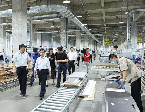  安徽省人大常委會委員、財經工委主任張萬方一行蒞臨易高家居調研指導